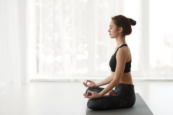 朝晩の寒暖差で疲れが取れない人へ。自律神経を整えるヨガ習慣